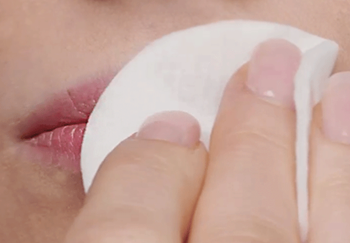 Hier wird gezeigt, wie Du das Lippenpeeling entfernst | ARTDECO 
