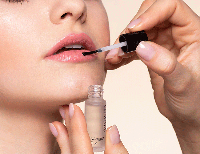 Bei einer Frau wird ein Magic Fix aufgetragen und die aufgetragene Lippenstift-Farbe wechselt dabei