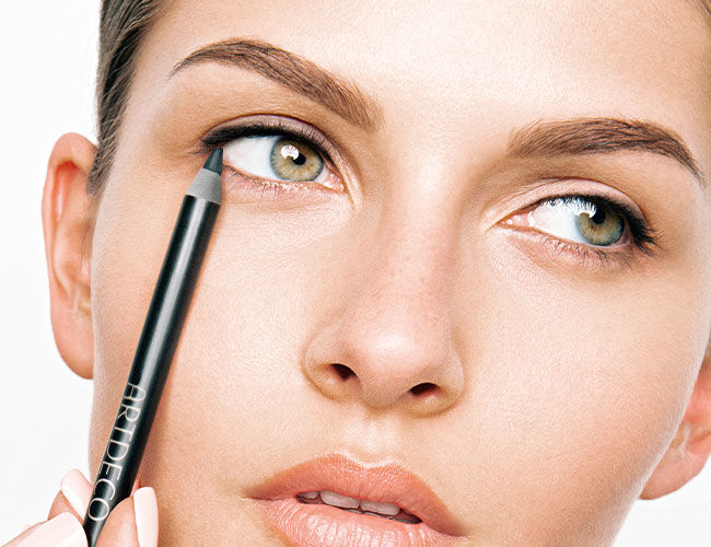 Ein Eyeliner wird am oberen Wimpernkranz appliziert 