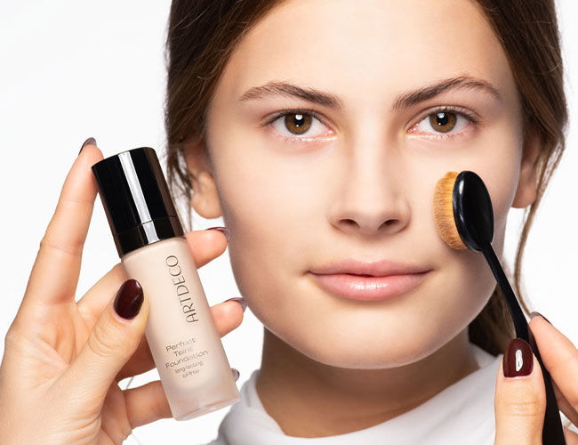 Es wird eine Foundation mit einem Make-up Pinsel aufgetragen | ARTDECO