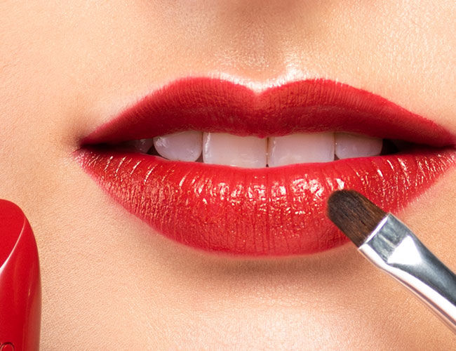 Ein Lippenstift wird mit Hilfe eines Pinsels aufgetragen | ARTDECO 