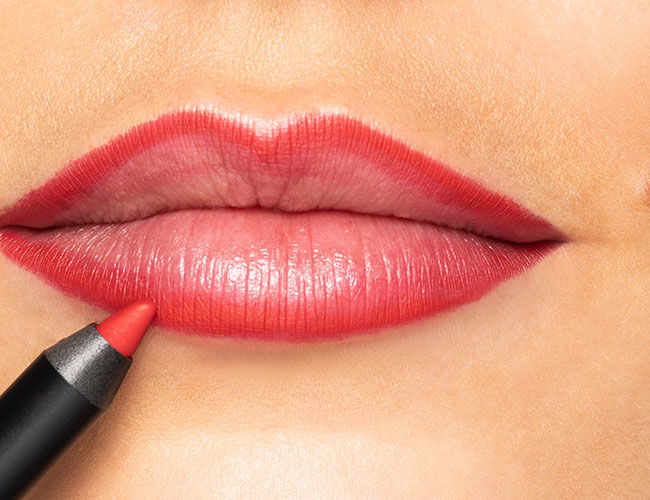 Die Lippenkontur wird mit einem Lippenkonturstift nachgezeichnet | ARTDECO