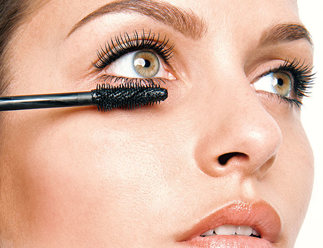 Eine Masacra wird am unteren Wimpernkranz aufgetragen | ARTDECO 
