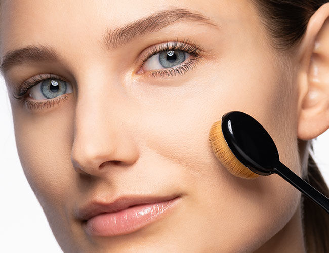 Es wird eine Foundation mit einem Make-up Pinsel aufgetragen | ARTDECO