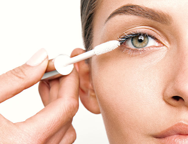 Eine Base-Mascara wird aufgetragen |ARTDECO