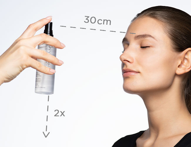 Es wird ein Fixierungsspray mit 30 cm Abstand zum Gesicht appliziert I ARTDECOert | ARTDECO 