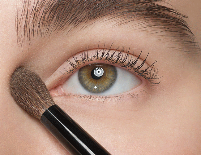 Die Augenbrauen werden mit einem Augenbrauen-Stift fixiert und aufgefüllt | ARTDECO 