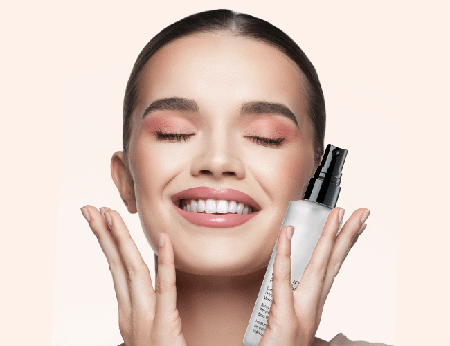 Eine Frau hält das Fixing Spray an ihr Gesicht und das Wort Frische erscheint