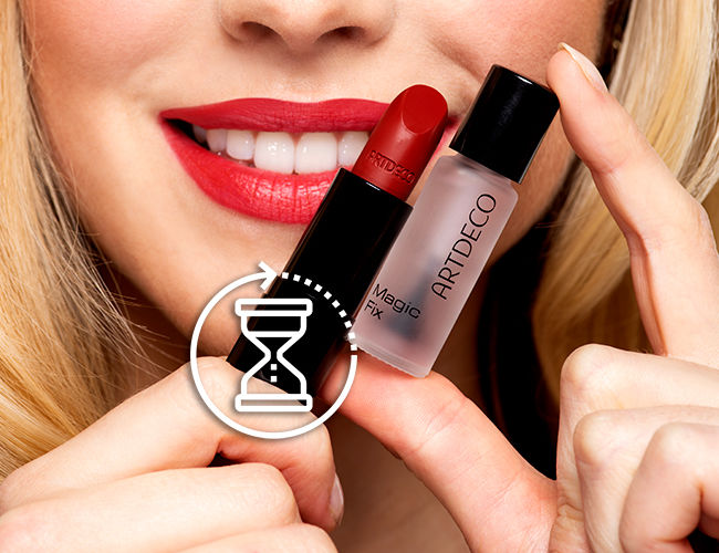 Eine Frau hält einen roten Lippenstift und einen Magic Fix vor ihre geschminkten Lippen und das Symbol Sanduhr ist abgebildet